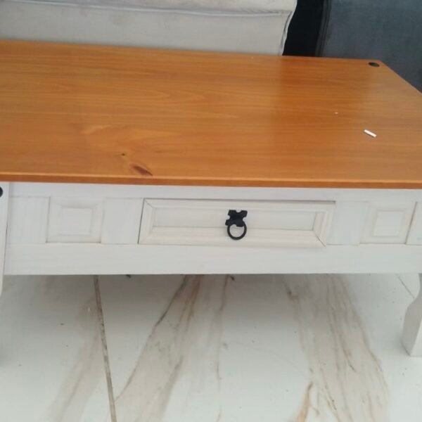 27b28d92-acdc-438c-a1e3-da9996e2a70b Mesa de centro estilo mexicano en madera blanca con tapa color madera natural y cajón con tirador negro