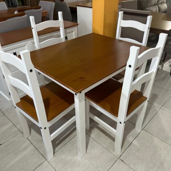 Juego de comedor rústico de madera con mesa rectangular y cuatro sillas blancas con asiento en color caramelo