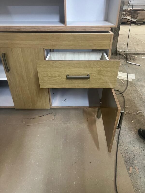 Promo de Bajo mesada con dos puertas y dos cajones, y aereo con tres puertas. Color marron