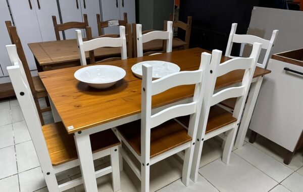 Juego de comedor rústico de madera con mesa rectangular y seis sillas blancas con asiento en color caramelo