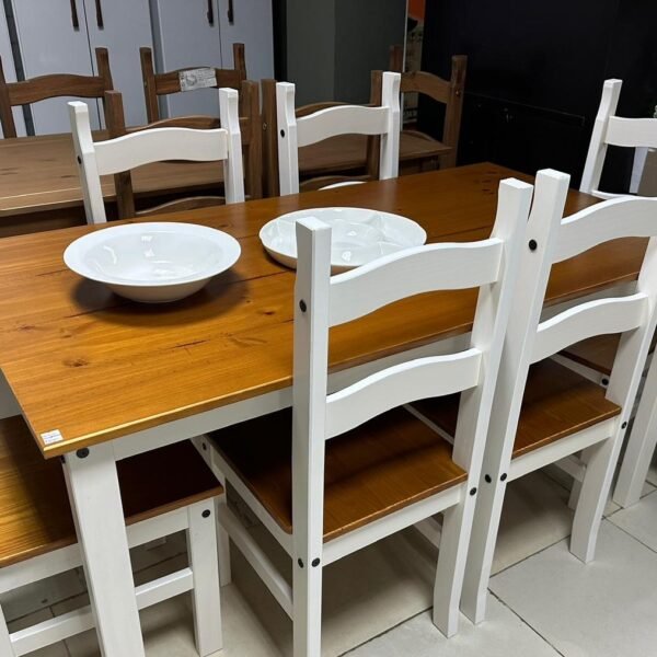 Juego de comedor rústico de madera con mesa rectangular y seis sillas blancas con asiento en color caramelo