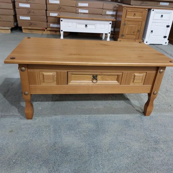 Mesa de centro estilo mexicano en madera blanca color madera natural marron y cajón con tirador negro