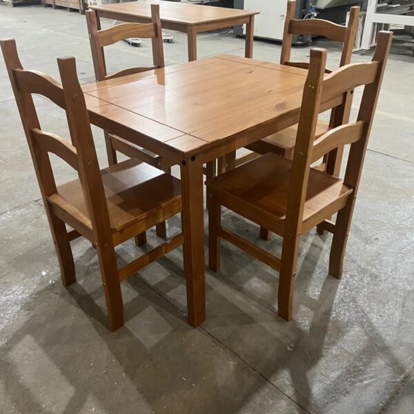 Juego de comedor color caramelo rústico de madera con mesa rectangular y cuatro sillas