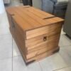 Baúl mexicano rústico de madera natural con herrajes metálicos negros, ideal para almacenamiento y decoración vintage