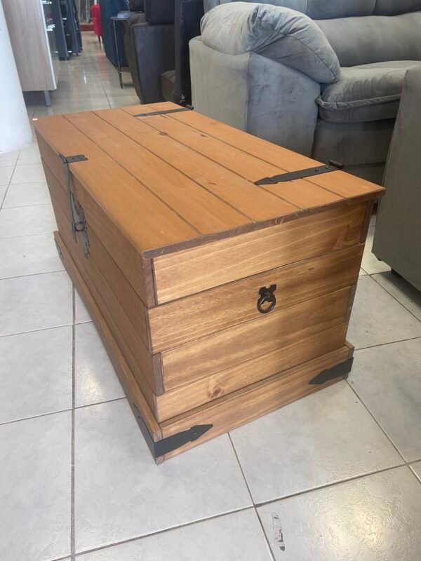 Baúl mexicano rústico de madera natural con herrajes metálicos negros, ideal para almacenamiento y decoración vintage