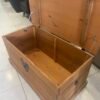 Baúl mexicano rústico de madera natural con herrajes metálicos negros, ideal para almacenamiento y decoración vintage