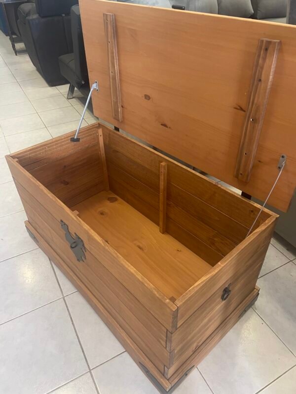 Baúl mexicano rústico de madera natural con herrajes metálicos negros, ideal para almacenamiento y decoración vintage