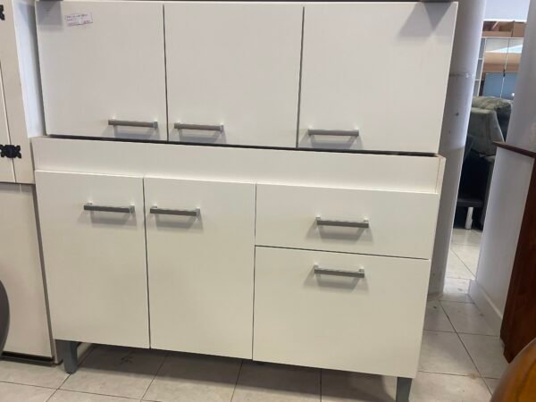Promo de Bajo mesada con dos puertas y dos cajones, y aereo con tres puertas. Color blanco