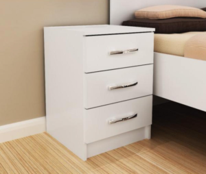 Mesa de luz en color blanco con 3 cajones y tiradores metálicos, diseño moderno para dormitorio