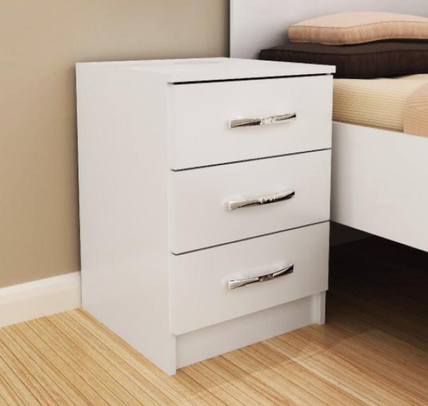 Mesa de luz en color blanco con 3 cajones y tiradores metálicos, diseño moderno para dormitorio