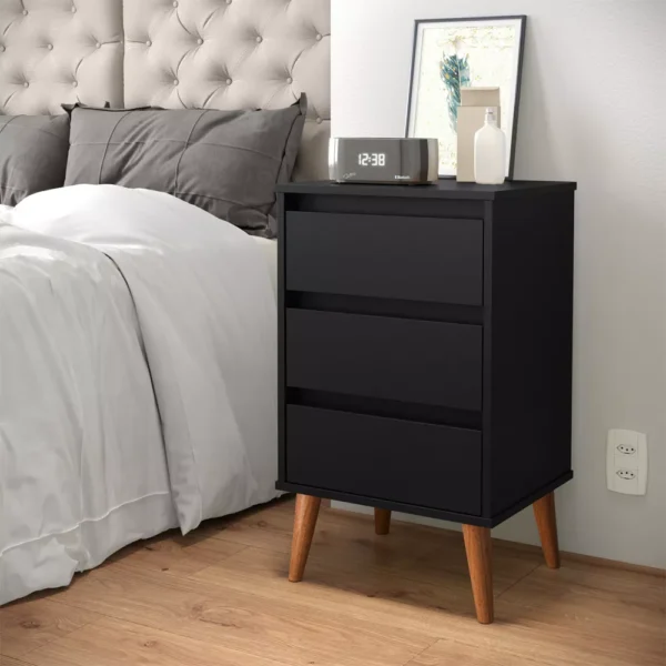 Mesa de luz Wood en color negro con 3 cajones y patas de madera, diseño nórdico para dormitorio moderno
