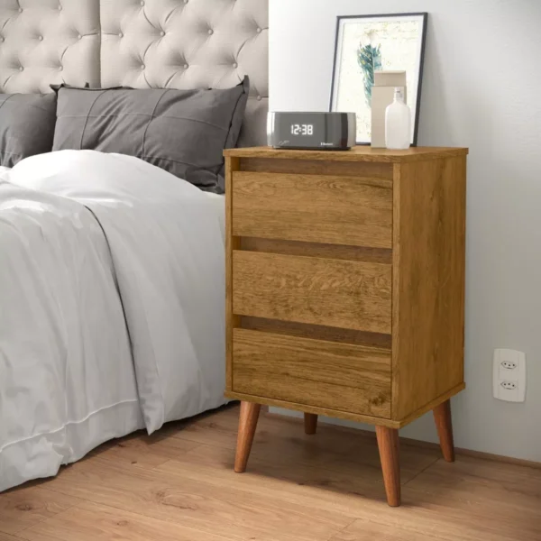 Mesa de luz Wood en color marrón con 3 cajones y patas de madera, diseño nórdico para dormitorio moderno