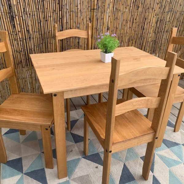 uego de comedor de madera miel, incluye mesa rectangular y cuatro sillas con respaldo alto, diseño rústico y resistente