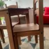 uego de comedor de madera cera, incluye mesa rectangular y cuatro sillas con respaldo alto, diseño rústico y resistente