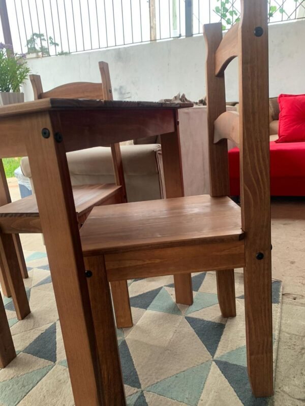 uego de comedor de madera cera, incluye mesa rectangular y cuatro sillas con respaldo alto, diseño rústico y resistente