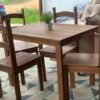 uego de comedor de madera cera, incluye mesa rectangular y cuatro sillas con respaldo alto, diseño rústico y resistente