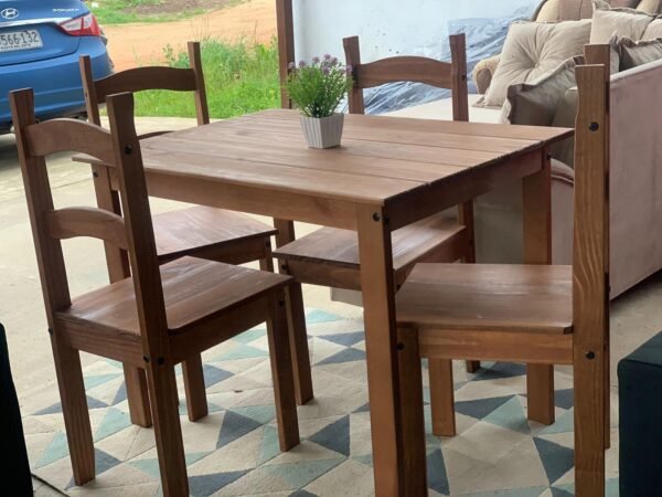uego de comedor de madera cera, incluye mesa rectangular y cuatro sillas con respaldo alto, diseño rústico y resistente